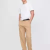Moderne, locker sitzende Khakis im 90er-Jahre-Stil