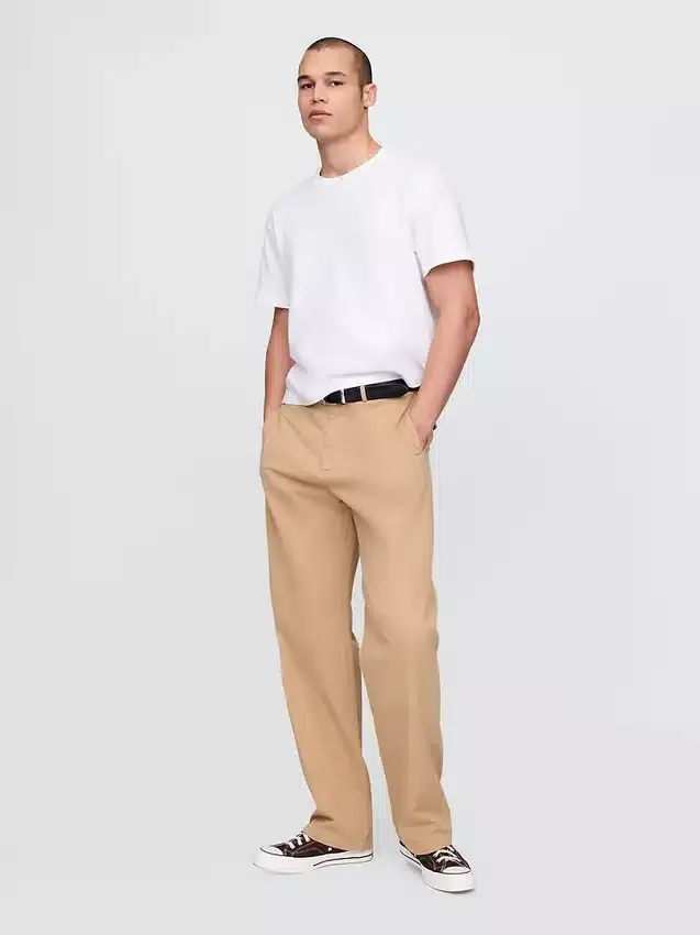 Moderne, locker sitzende Khakis im 90er-Jahre-Stil