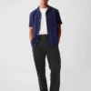 Moderne, locker sitzende Khakis im 90er-Jahre-Stil