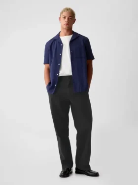 Moderne, locker sitzende Khakis im 90er-Jahre-Stil