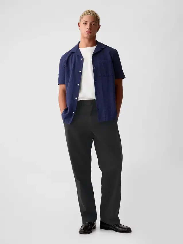 Moderne, locker sitzende Khakis im 90er-Jahre-Stil