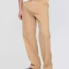 Moderne, locker sitzende Khakis im 90er-Jahre-Stil
