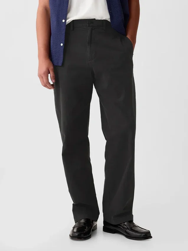 Moderne, locker sitzende Khakis im 90er-Jahre-Stil