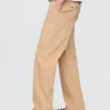 Moderne, locker sitzende Khakis im 90er-Jahre-Stil