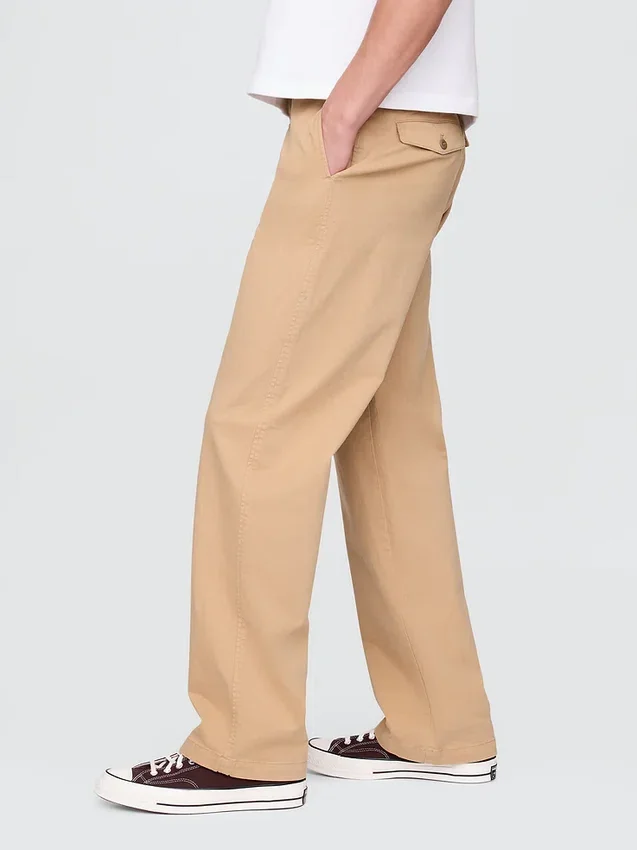 Moderne, locker sitzende Khakis im 90er-Jahre-Stil