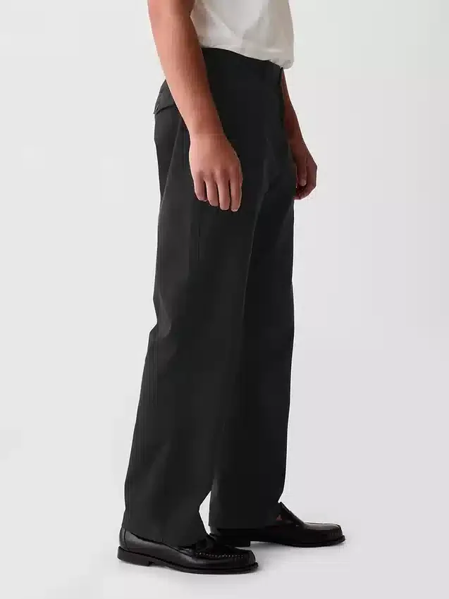 Moderne, locker sitzende Khakis im 90er-Jahre-Stil