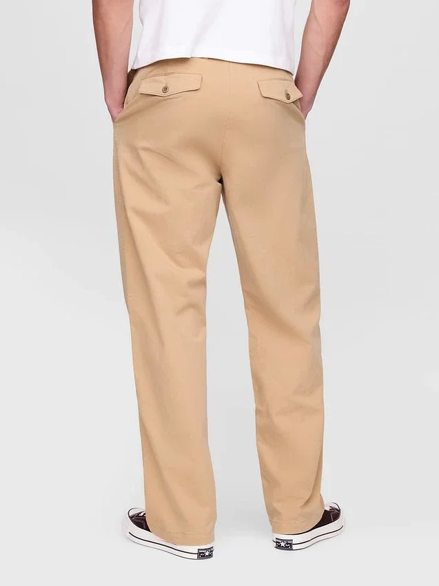 Moderne, locker sitzende Khakis im 90er-Jahre-Stil