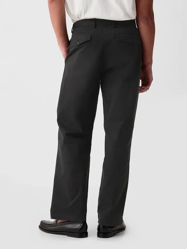 Moderne, locker sitzende Khakis im 90er-Jahre-Stil