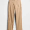 Moderne, locker sitzende Khakis im 90er-Jahre-Stil