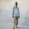 Moderne, locker sitzende Khakis im 90er-Jahre-Stil
