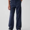 Moderne, lockere Khakis in gerader Passform für Kinder