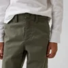Moderne, lockere Khakis in gerader Passform für Kinder