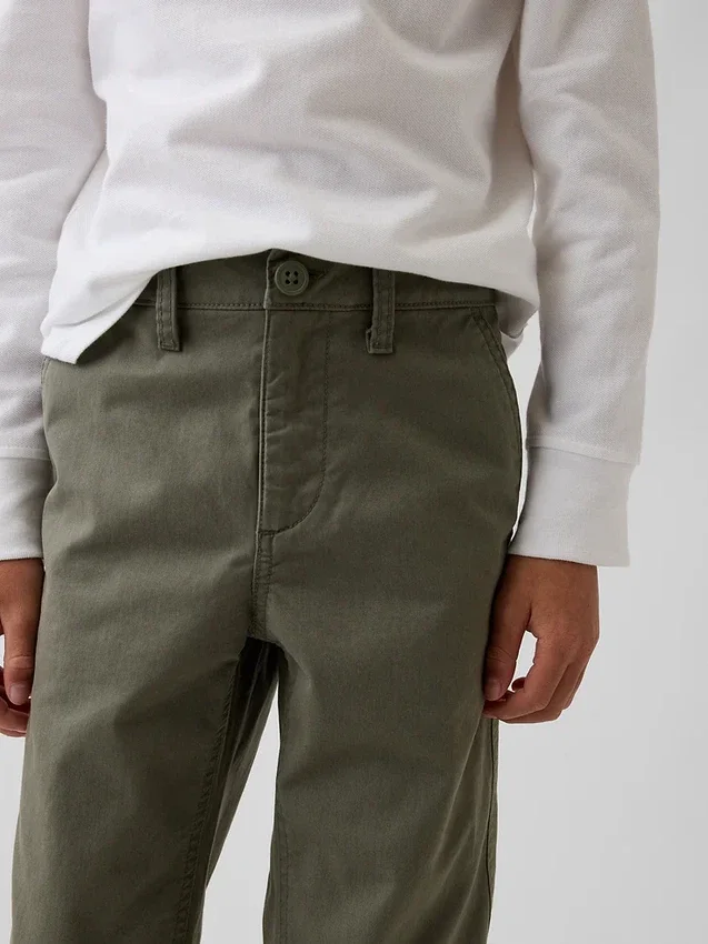 Moderne, lockere Khakis in gerader Passform für Kinder