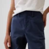 Moderne, lockere Khakis in gerader Passform für Kinder