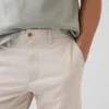 Moderne, schmal geschnittene Khakis