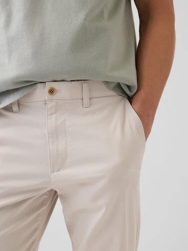 Moderne, schmal geschnittene Khakis