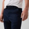 Moderne, schmal geschnittene Khakis