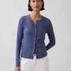 Moderne Strickjacke mit Rundhalsausschnitt
