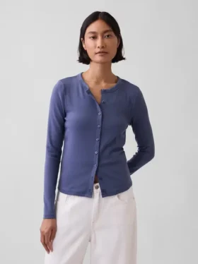Moderne Strickjacke mit Rundhalsausschnitt
