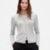 Moderne Strickjacke mit Rundhalsausschnitt