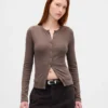 Moderne Strickjacke mit Rundhalsausschnitt