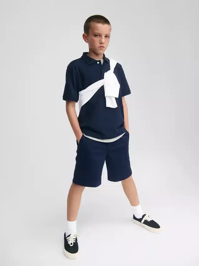 Moderne Uniform-Shorts für Kinder in Khaki