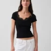 Modernes Crop-Top mit Spitzenbesatz