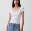 Modernes Crop-Top mit Spitzenbesatz