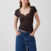 Modernes Crop-Top mit Spitzenbesatz
