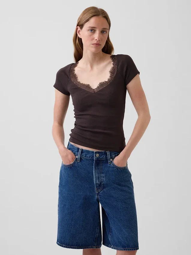 Modernes Crop-Top mit Spitzenbesatz