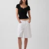 Modernes Crop-Top mit Spitzenbesatz