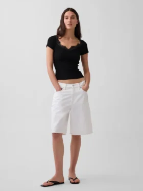 Modernes Crop-Top mit Spitzenbesatz
