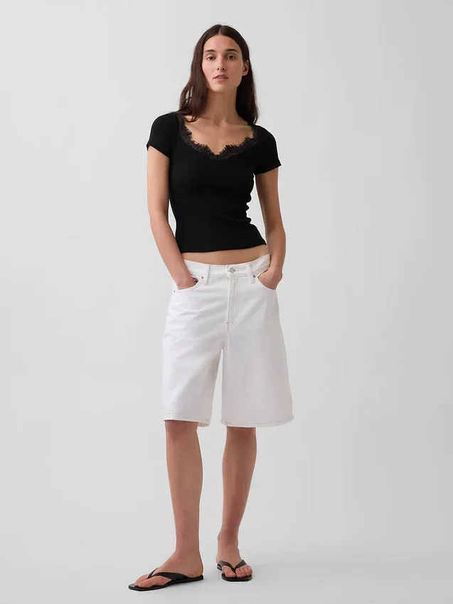 Modernes Crop-Top mit Spitzenbesatz