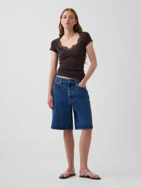 Modernes Crop-Top mit Spitzenbesatz