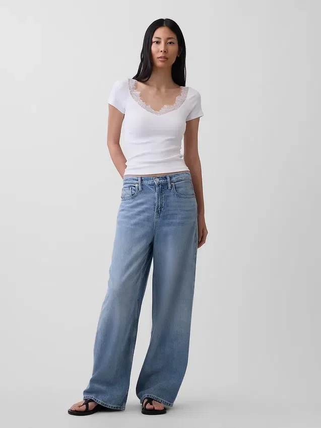 Modernes Crop-Top mit Spitzenbesatz