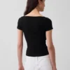 Modernes Crop-Top mit Spitzenbesatz