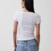 Modernes Crop-Top mit Spitzenbesatz