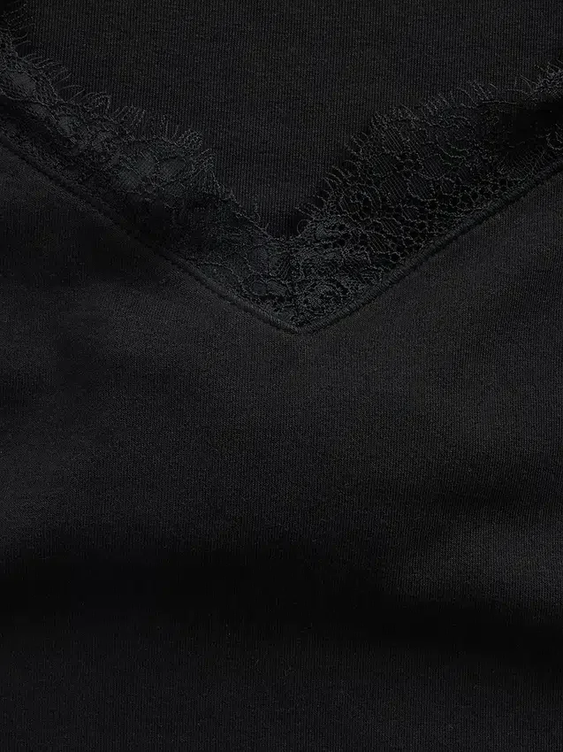 Modernes Crop-Top mit Spitzenbesatz