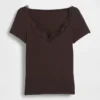 Modernes Crop-Top mit Spitzenbesatz