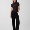 Modernes, geripptes Crop-T-Shirt mit Stehkragen