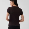 Modernes, geripptes Crop-T-Shirt mit Stehkragen
