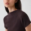 Modernes, geripptes Crop-T-Shirt mit Stehkragen