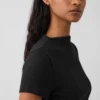 Modernes, geripptes Crop-T-Shirt mit Stehkragen