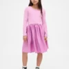 Modernes Kinderkleid aus verschiedenen Materialien