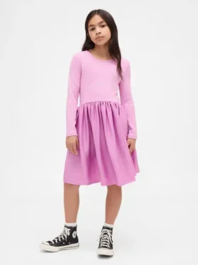 Modernes Kinderkleid aus verschiedenen Materialien