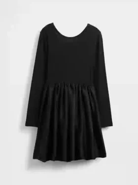 Modernes Kinderkleid aus verschiedenen Materialien