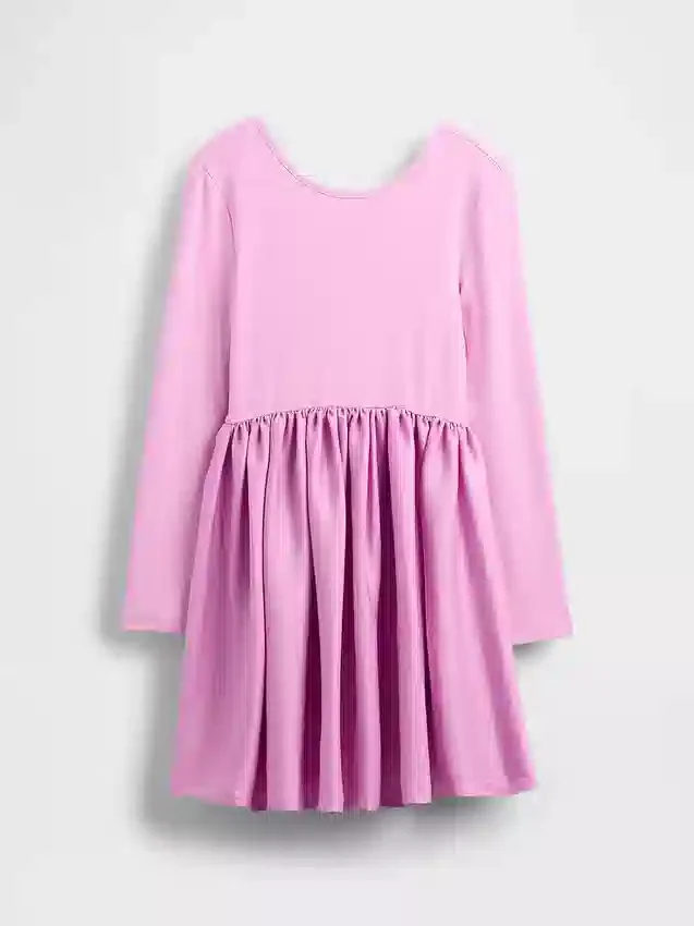 Modernes Kinderkleid aus verschiedenen Materialien