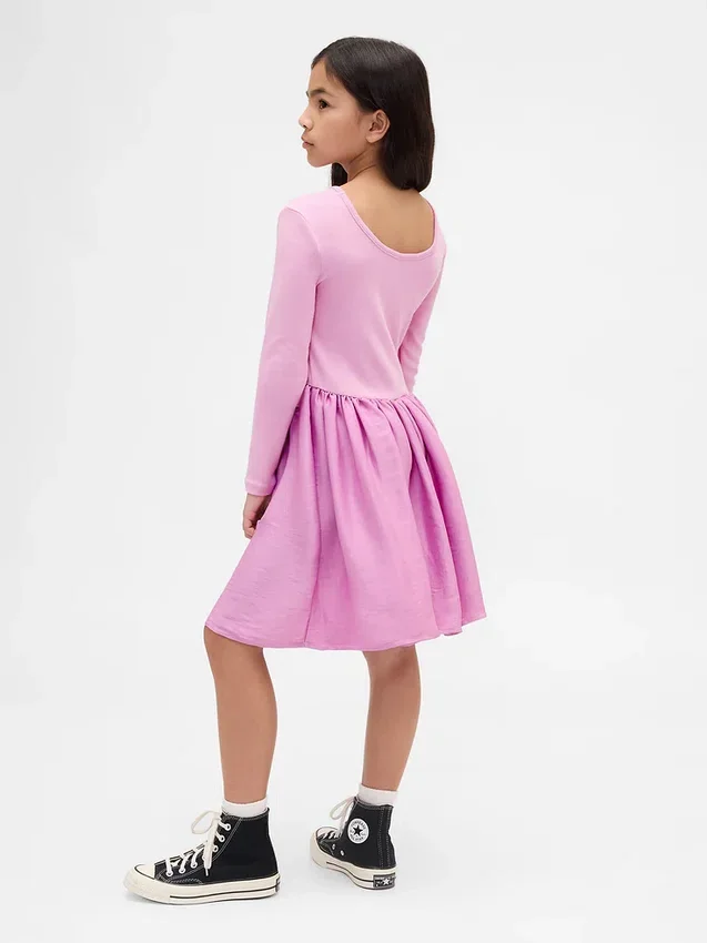 Modernes Kinderkleid aus verschiedenen Materialien