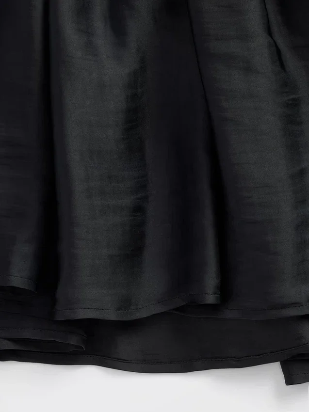 Modernes Kinderkleid aus verschiedenen Materialien