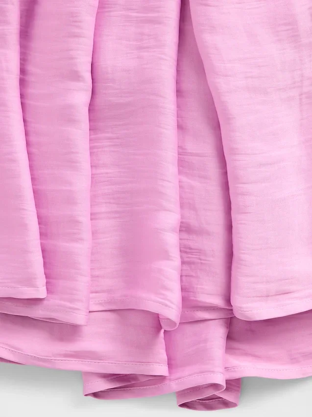 Modernes Kinderkleid aus verschiedenen Materialien